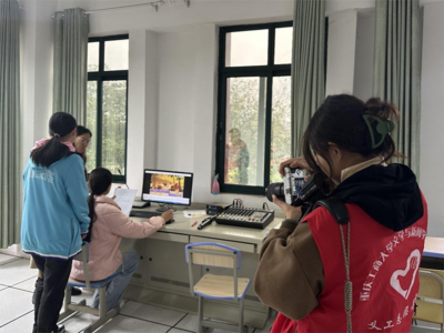 光影筑夢(mèng)，愛(ài)心同行——文新青服赴迎龍中學(xué)開(kāi)展公益攝影攝像志愿服務(wù)活動(dòng)紀(jì)實(shí)